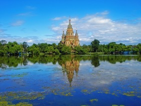 Blick über Fluss auf Sankt Petersburg