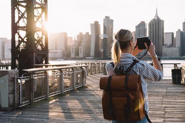 Frau in den USA macht ein Foto der Stadt