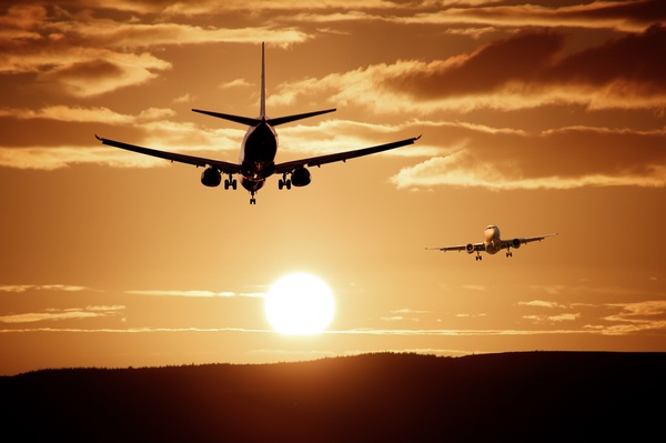 Flugzeuge im Sonnenuntergang