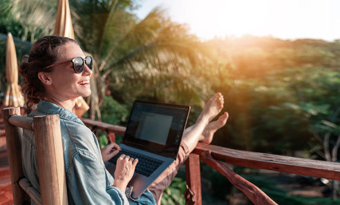 Frau am Laptop im Urlaub