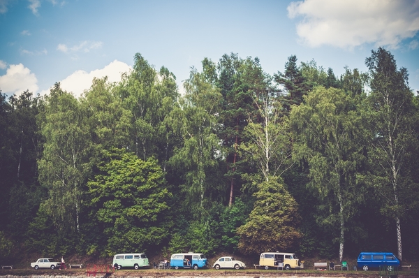 Campingmobil auf einem Waldweg