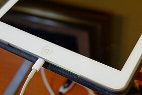 Teil eines iPad mit Ladekabel