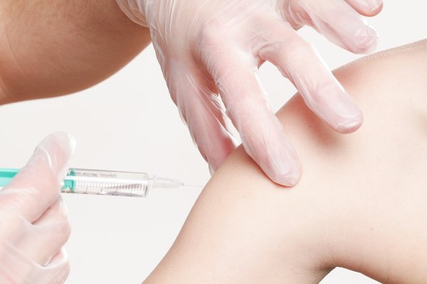 Impfstoff wird in Oberarm gespritzt