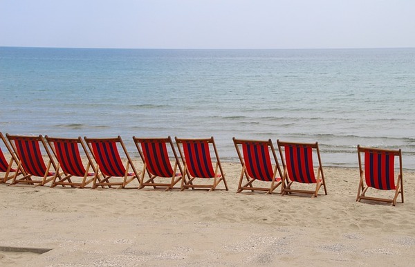 Meer und Strand mit leeren Liegestühlen