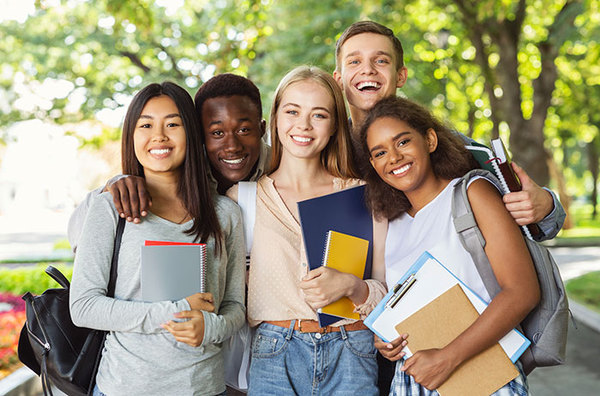 Gruppenfoto von Studenten vor einem Baum 