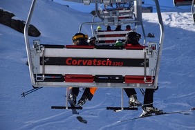 Skifahrer in Sessellift in der Schweiz